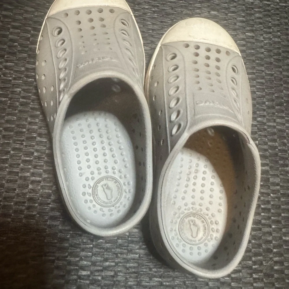 Native Kids Water Shoes in Light Gray